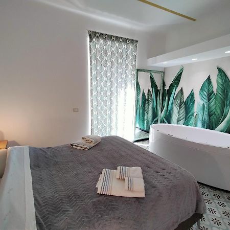 Sonnino Suite Jacuzzi Apartment Bari Exteriör bild