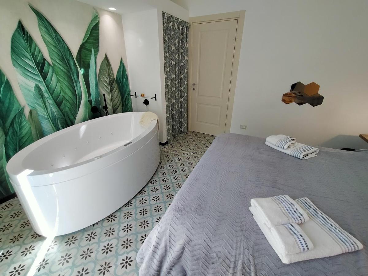 Sonnino Suite Jacuzzi Apartment Bari Exteriör bild
