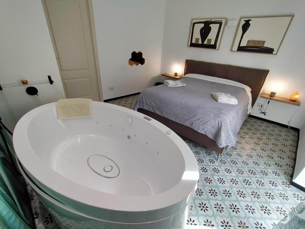 Sonnino Suite Jacuzzi Apartment Bari Exteriör bild